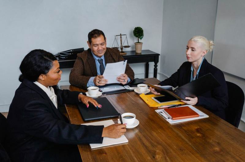 Equipo en reunión de trabajo